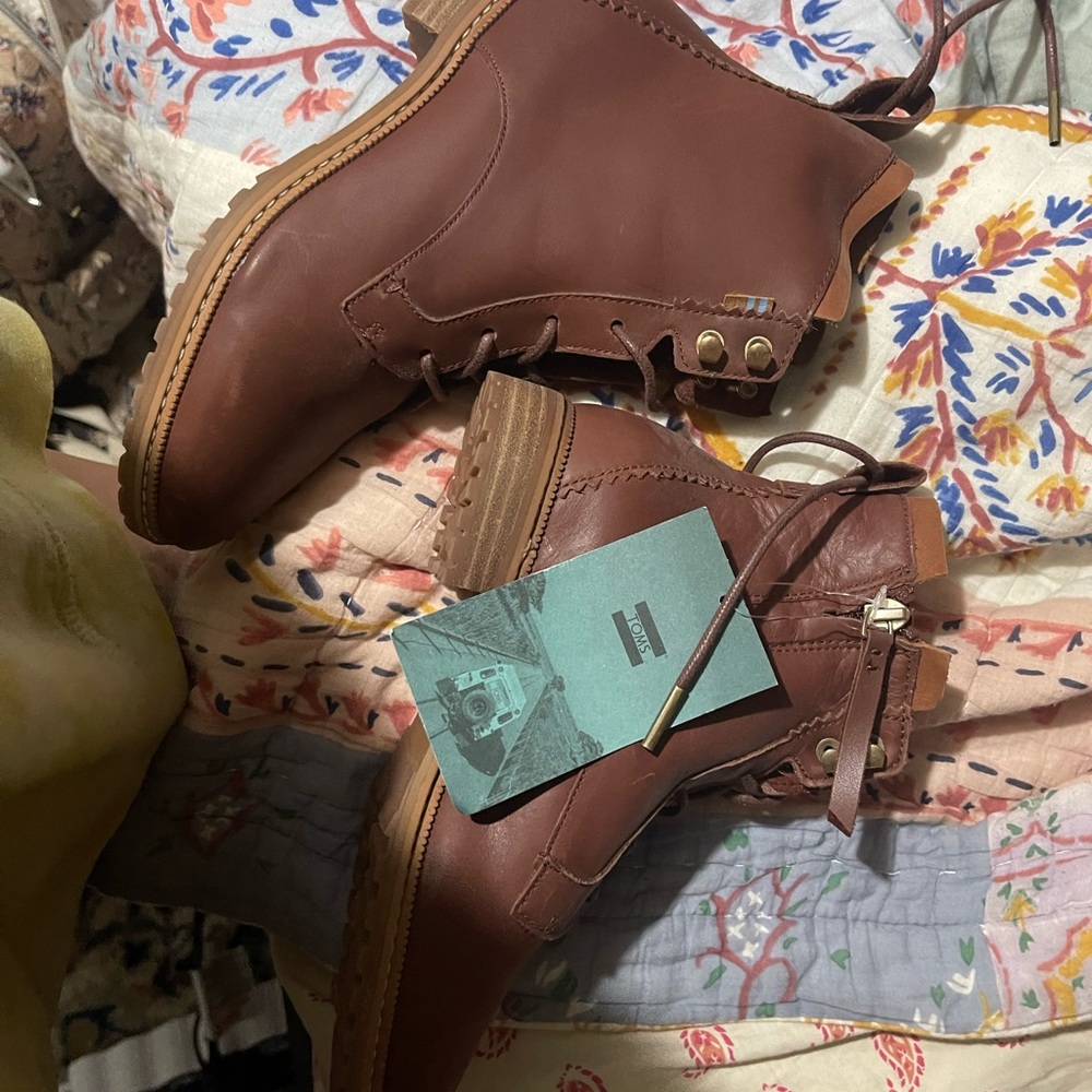 Brand New size 6 Toms boots